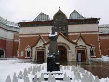 Exterior of State Tretyakov Gallery with sculpture of Founder